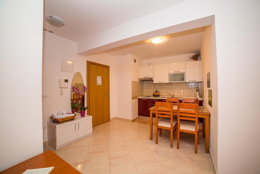 Apartments Kristina Makarska Exterior photo